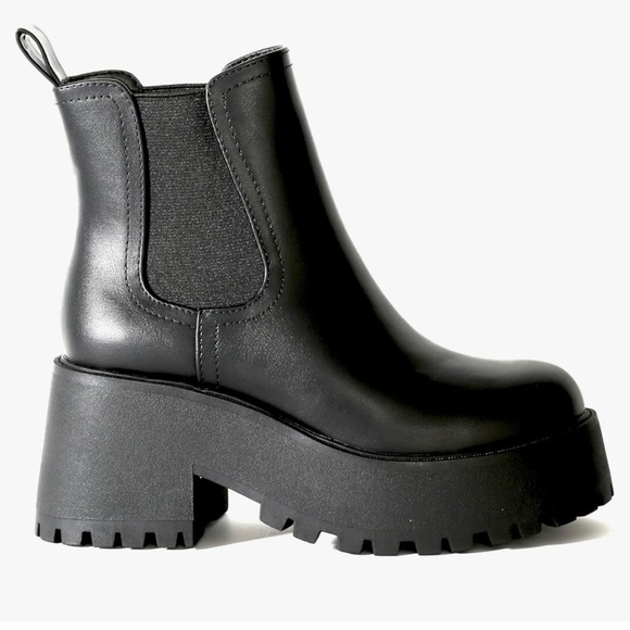 Chariot & Co. boots women’s size 9. Black chunky lug sole. Very comfortable. - Picture 7 of 8